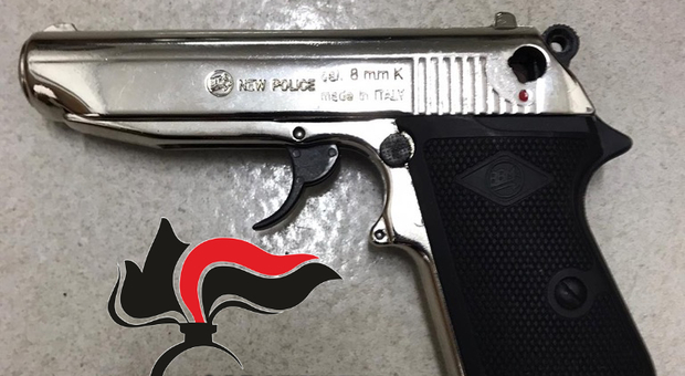 Irruzione nei negozi con la pistola giocattolo: arrestato rapinatore seriale nel Napoletano