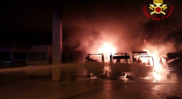 Cinque mezzi di Contarina a fuoco: incendio nel deposito