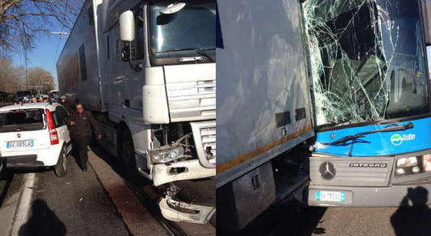 Il tir e il bus dell'Actv coinvolti nell'incidente