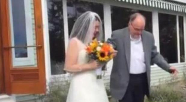 Costretto in sedia a rotelle dopo la chemio: papà torna a camminare per le nozze della figlia