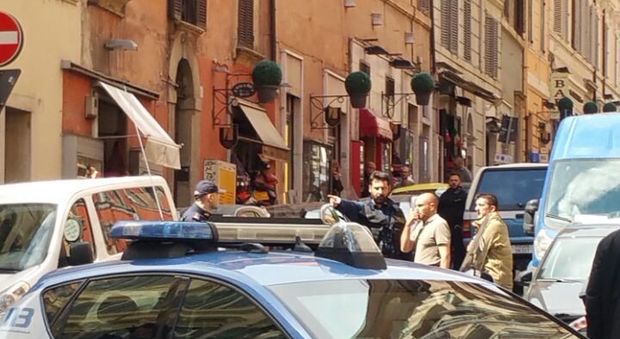 Roma, borsa sospetta a via Sistina: scatta l'allarme bomba. Centro bloccato