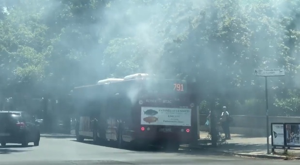 Roma, autobus a fuoco in viale Marconi: è uno dei mezzi nuovi