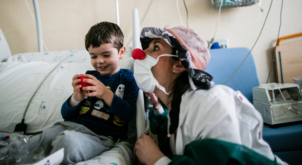 Coronavirus, videochiamate con i Dottori del Sorriso per i bambini ricoverati in ospedale: “Non lasciamoli soli”