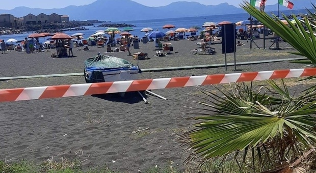 Napoli Est, folla sulla spiaggia di San Giovanni a Teduccio: il flop dei divieti
