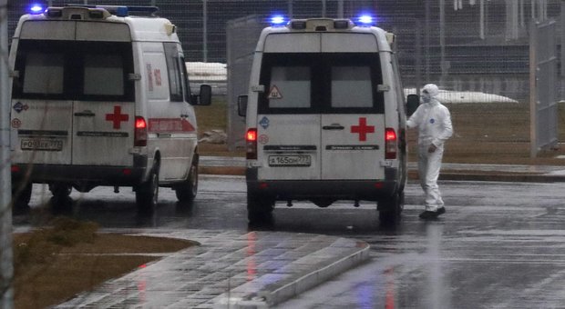 Napoli, febbre e difficoltà respiratorie: uomo muore a 47 anni. I familiari: «Vogliamo il tampone per il coronavirus»