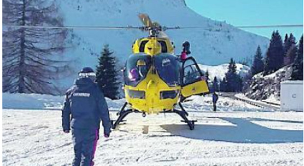 Bimba di 9 anni cade mentre scia con i genitori e batte la testa: soccorsa con l'elicottero
