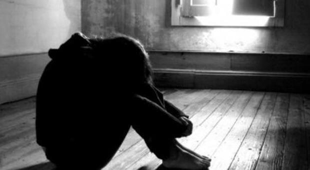 Abusi sessuali sulla figliastra di 13 anni: condannato a 4 anni il patrigno