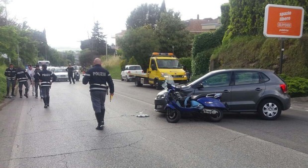 Roma, schianto sulla via del Mare, scooter si scontra contro un'auto: grave 52enne