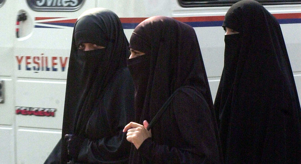 Donne con il burqa in piazza la gente telefona alla polizia