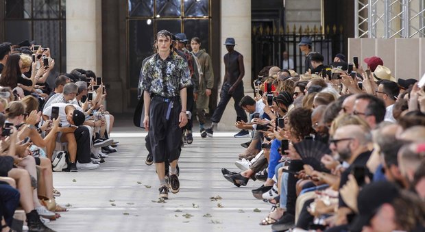 Loghi ben in vista e ispirazione streetwear: la moda uomo a Parigi celebra la diversità