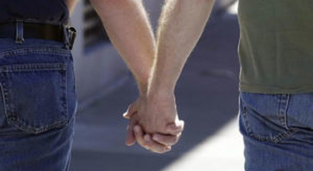 Mano nella mano, coppia gay insultata e schiaffeggiata in piazza: 21enne denunciato