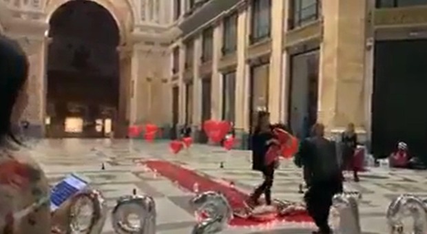 Napoli: proposta di matrimonio trash in Galleria, carabinieri a caccia dei responsabili
