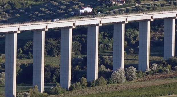 Dalla Puglia in Abruzzo in auto, poi si lancia dal ponte dei suicidi: muore a 56 anni