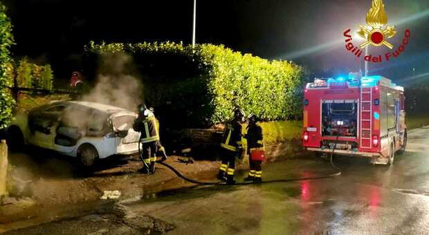 Raid incendiario, bruciata un'auto nei pressi del cimitero di Mercogliano