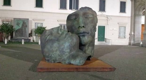 Pompei. Le statue «ferite» di Mitoraj trovano casa in piazza Bartolo Longo