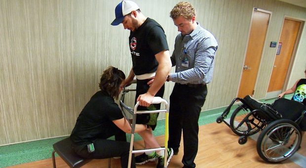 Tre paraplegici tornano a camminare grazie alla stimolazione wireless