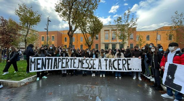 Latina, protesta degli studenti di Alighieri e Majorana: termosifoni ancora spenti