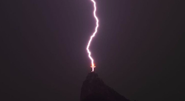 Rio de Janeiro, fulmine cade sul Cristo Redentore
