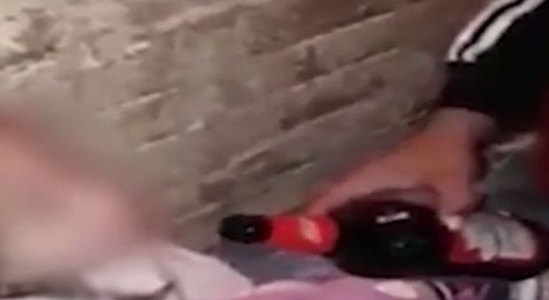 Bimba costretta a bere e fumare dai genitori, il video choc diffuso in rete