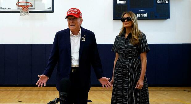 https://statics.cedscdn.it/photos/MED/89/83/8458983_05195334_trump_melania.jpg