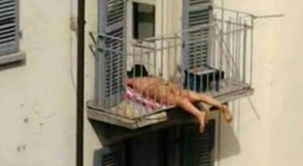 Napoli, prende il sole sul balcone con le gambe nel vuoto: la foto in bikini diventa virale