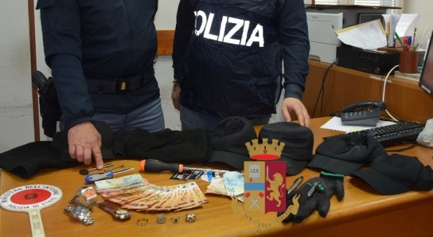 Torre del Greco: ladri in fuga con gioielli e orologi, inseguiti e bloccati dalla polizia