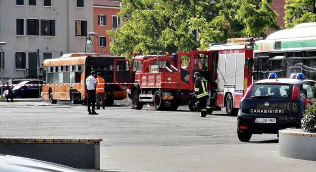 immagine Incendio di un autobus di Actv a Piazzale Roma, a Venezia: panico tra i passeggeri