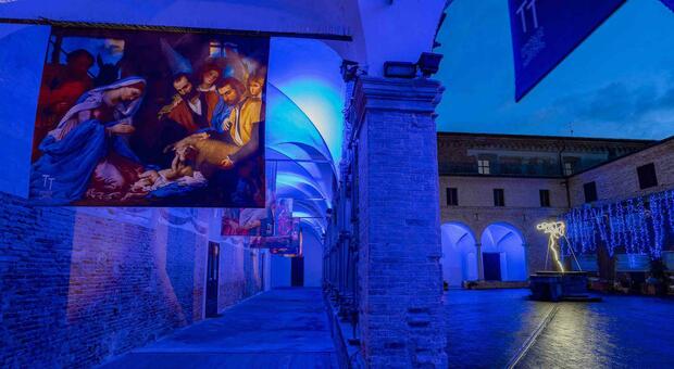 La suggestiva installazione nel chiostro di Sant'Agostino a Mondolfo
