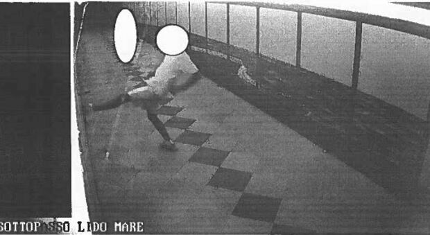 Fano, distrugge a calci senza motivo i pannelli del sottopasso: vandalo incastrato dai video