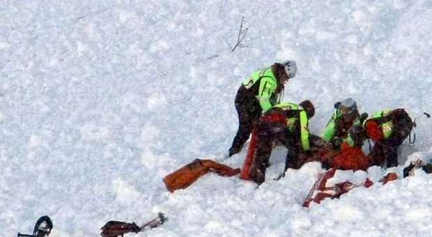 Valanga su un gruppo di scialpinisti in Alto Adige: un morto