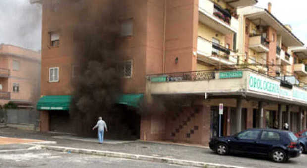 Latina, incendio in un garage ad Aprilia, palazzina evacuata