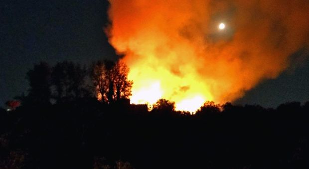 Notte di fuoco alle spalle della discarica di Chiaiano: sopralluoghi in corso