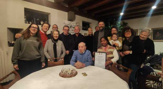 I festeggiamenti per Giorgio Gasparini (al centro, seduto)