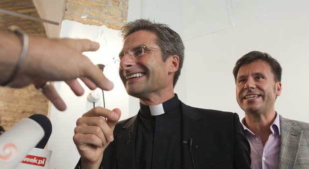 Sacerdote gay fa outing, il Vaticano lo rimuove e lui attacca: «Sant'Uffizio è cuore omofobia»