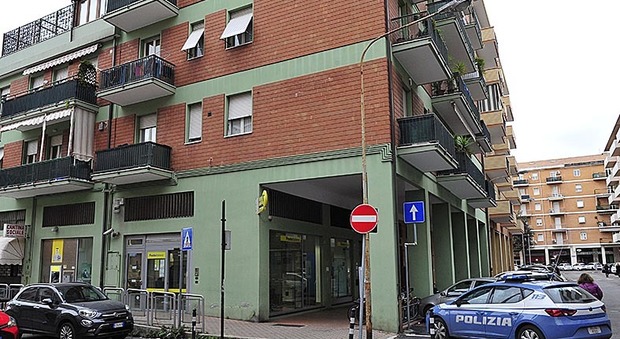 Pesaro, ripuliscono l'ufficio delle Poste e scappano con l'auto in contromano