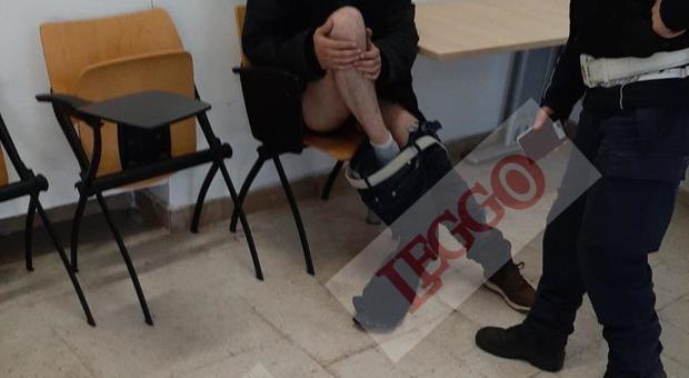 «Ho perso una gamba nei bombardamenti»: finto amputato chiedeva l'elemosina al Colosseo, in caserma "spunta" l'altra gamba