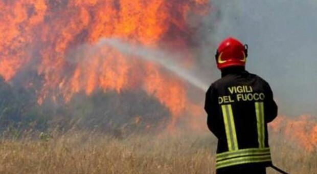 Porto Sant'Elpidio, interviene per domare un incendio e resta ustionato: portato a Torrette