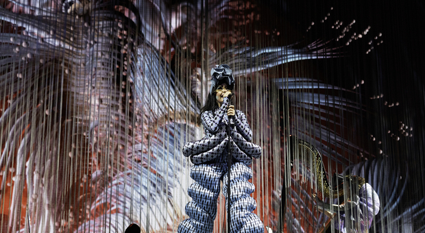 Björk in Italia, il concerto a Milano: una valchiria su un palco fantasmagorico