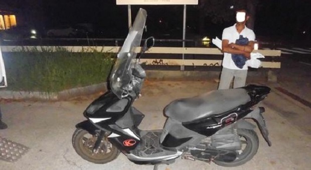 Lo scooter sequestrato e il bengalese sanzionato