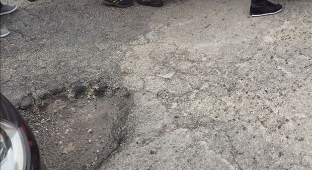 Buche a Napoli, donna sbalzata dallo scooter e ferita: «Un'app per segnalarle»