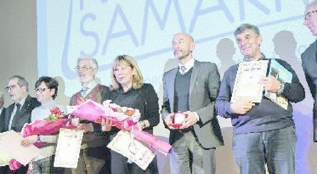 La foto di gruppo dei premiati del “Samaritano”: Pietro Bartolo è il secondo da destra