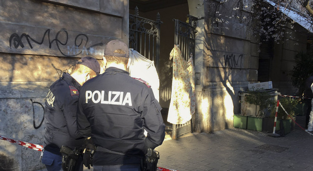 Roma choc, ex poliziotto si suicida nell'androne del palazzo: «Aveva perso la moglie da poco»