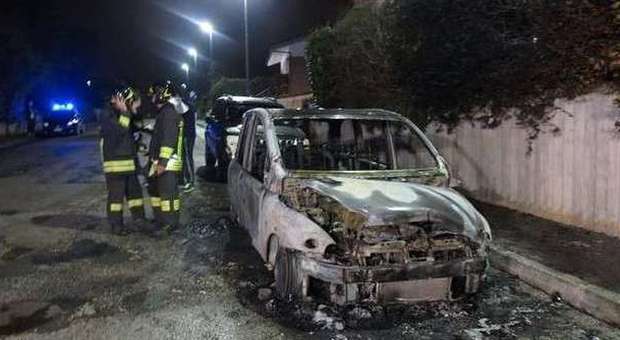 Incendio nella notte In fiamme due auto