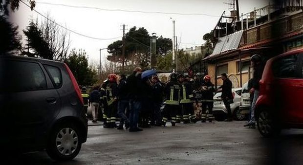 Esplosione a Napoli: uomo avvolto dalle fiamme si tuffa in piscina