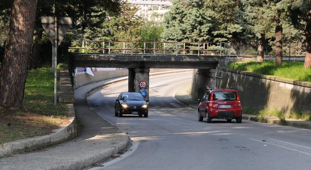 Ascoli, cadono pietre e calcinacci dal viadotto ferroviario a Castagneti