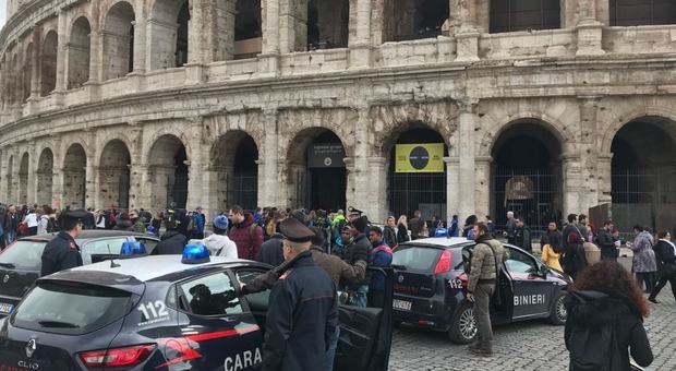 Roma, derubano turista mentre fotografa il Colosseo
