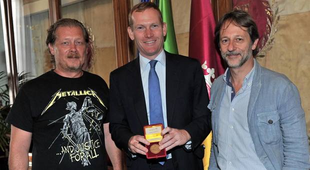 Lemmetti riceve il rappresentante di Londra in t-shirt dei Metallica: bufera social sull'assessore
