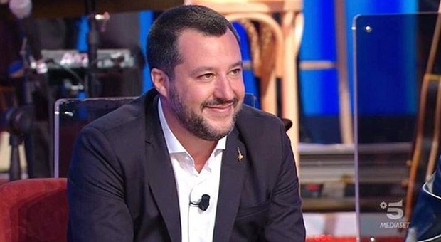 Salvini show da Costanzo, canta Albachiara e Vasco risponde così (ma è una bufala)