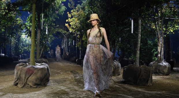 Parigi Fashion Week, la sfilata di Dior con 164 alberi. Ma è polemica: «Ecco che fine faranno»