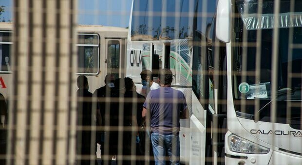 Lazio, 334 migranti dalla Sicilia: 9 fuggiti La Regione: «Il 4,5% positivo. Rischio sovraccarico sistema sanitario»